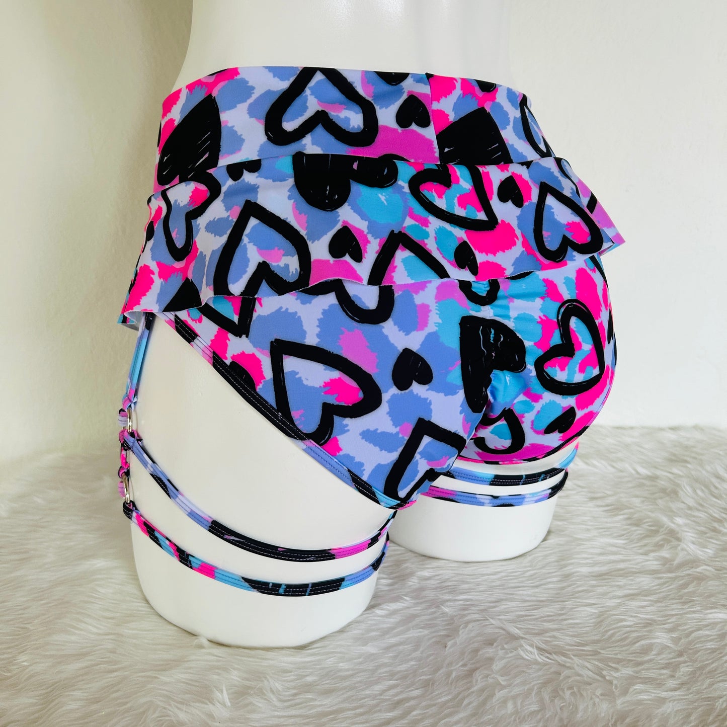 Cachetero Venus – Doble arnés con falda Animal Print Corazones