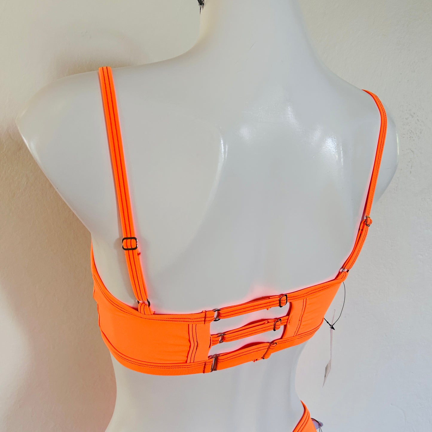 Top modelo Aura naranja neón