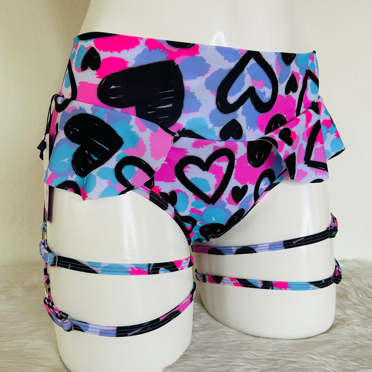 Cachetero Venus – Doble arnés con falda Animal Print Corazones